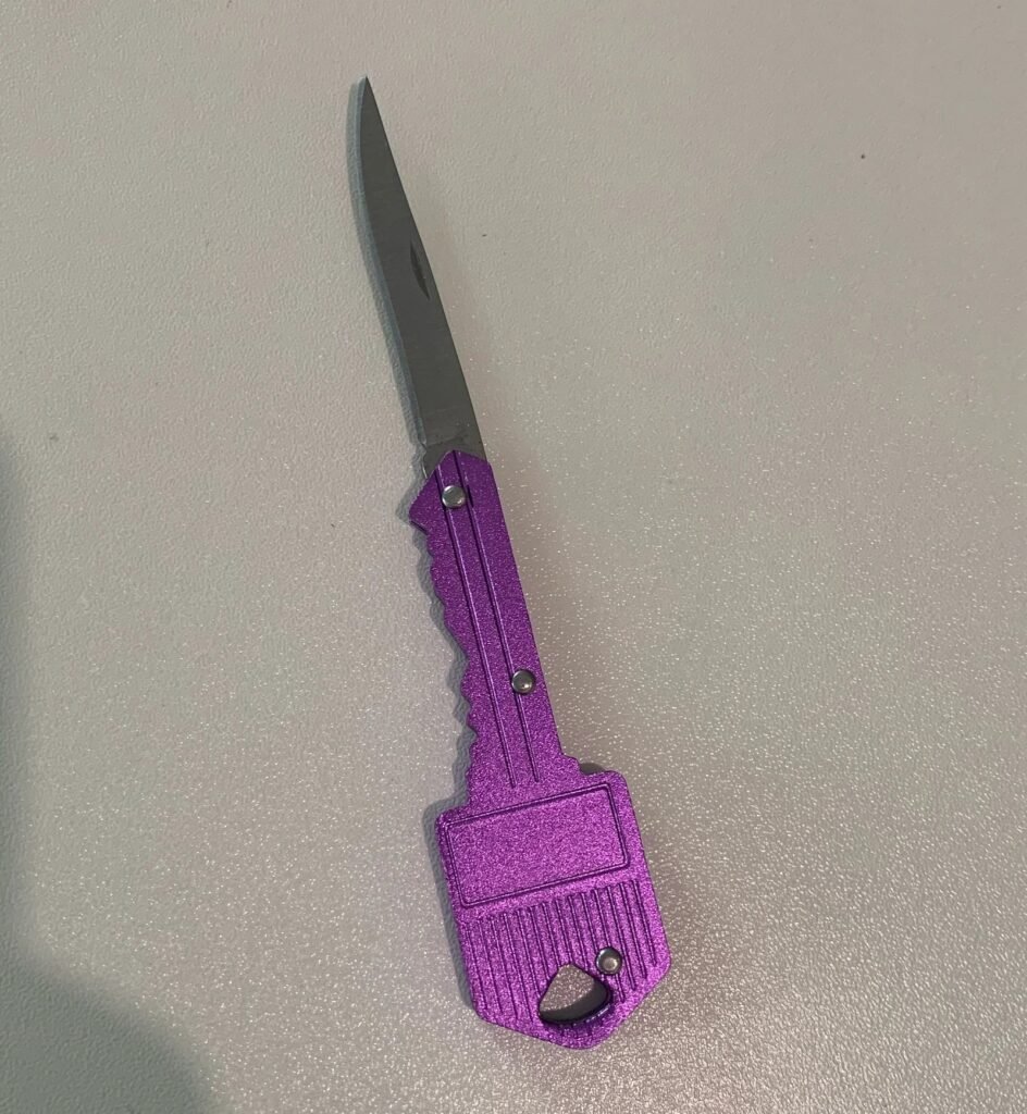 petit couteau en forme de clé violet