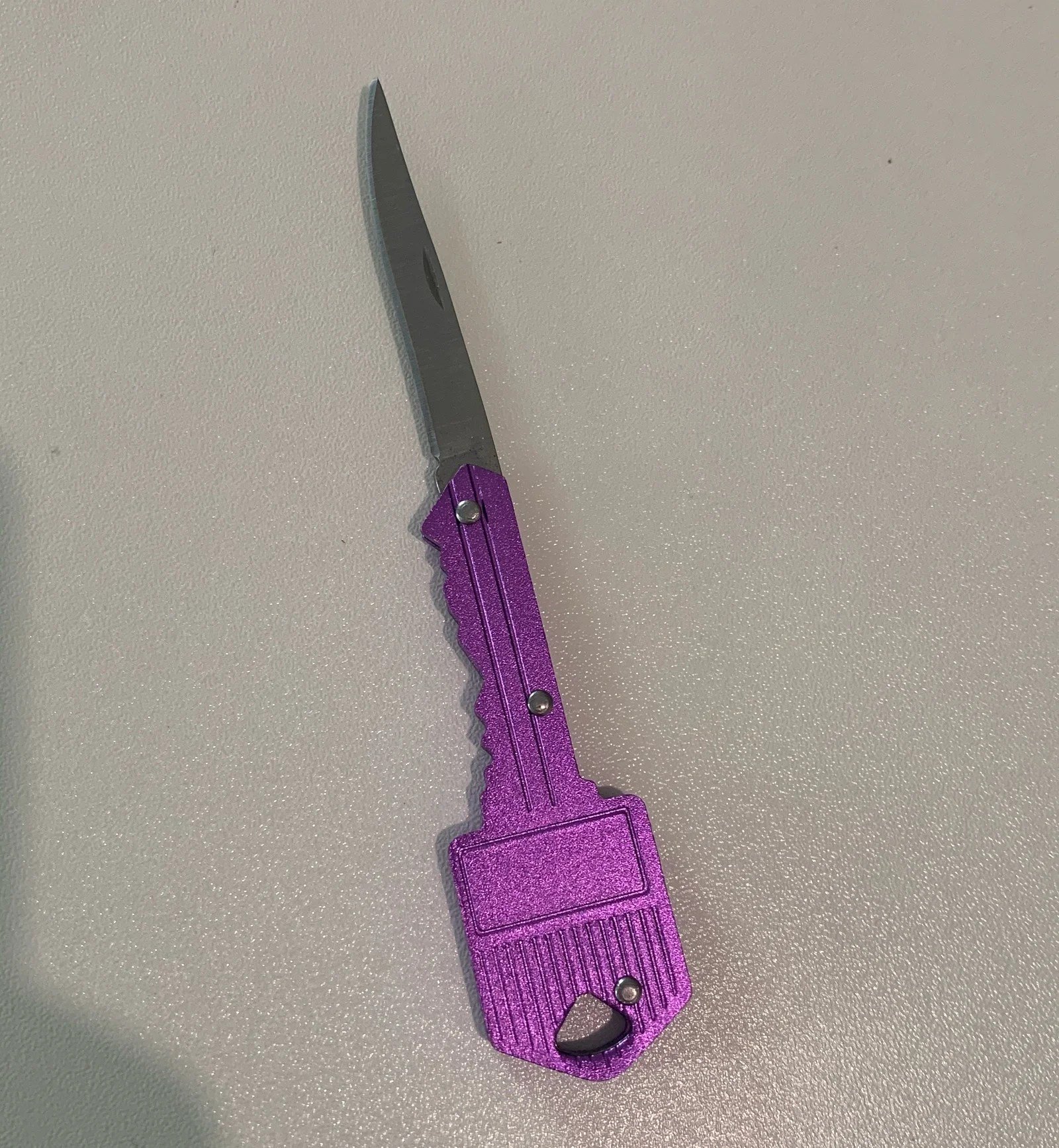 petit couteau en forme de clé violet
