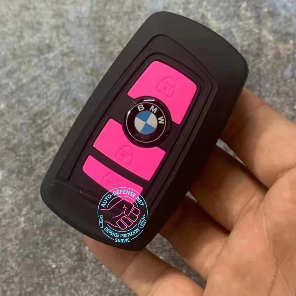 Lampe LED et alarme 120 dB - Système de défense en forme de clé voiture tenu dans une main - Auto-Defense.net
