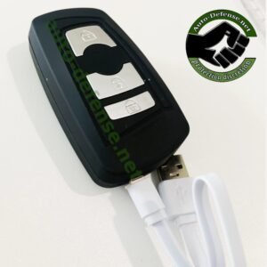 exemple comment connecter le cable usb sur le taser en forme de clé de voiture.